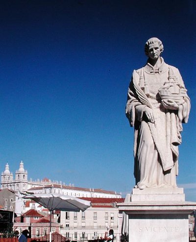 Statue de Saint Vincent avec le Monastère de San Jeronimo en arrière-plan - Portuguese School